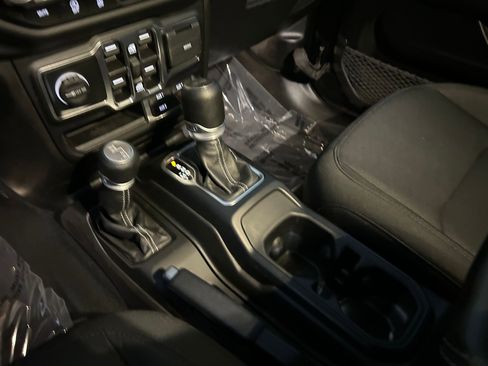 Used 2022 Jeep Wrangler Unlimited Sahara w/ Cold Weather Group image 18