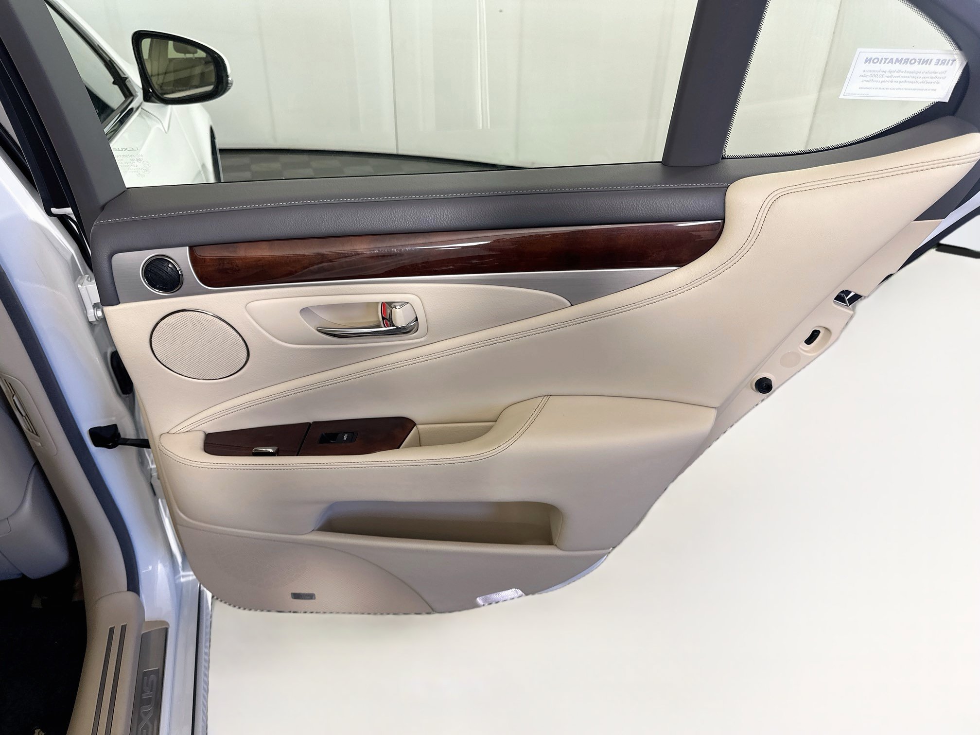 Used 2015 Lexus LS 460 w/ Comfort Package RWD image 32