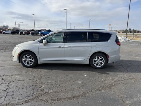 Used 2017 Chrysler Pacifica Touring-L Plus w/ Advanced Safetytec Group image 4