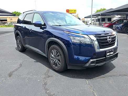 Used 2025 Nissan Pathfinder SV FWD image 2