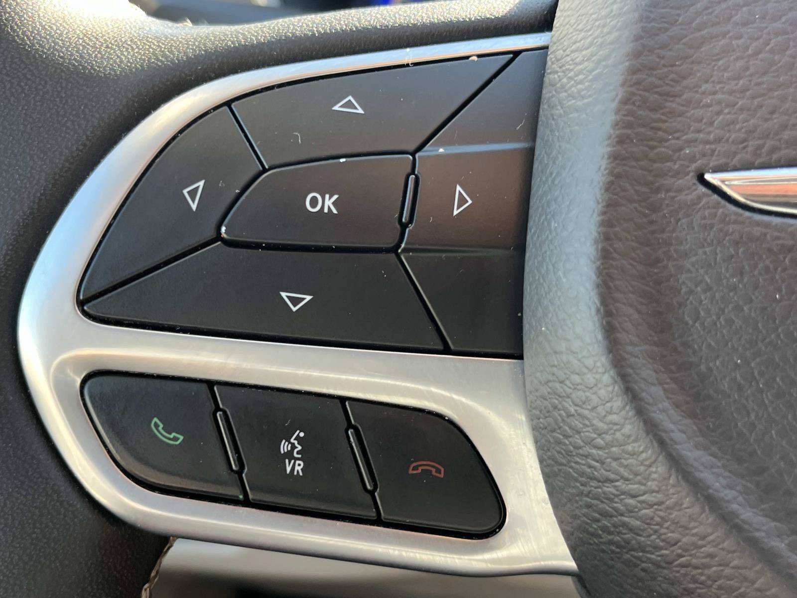 Used 2024 Chrysler Pacifica Touring-L FWD image 32