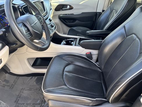 Used 2023 Chrysler Pacifica Limited image 17