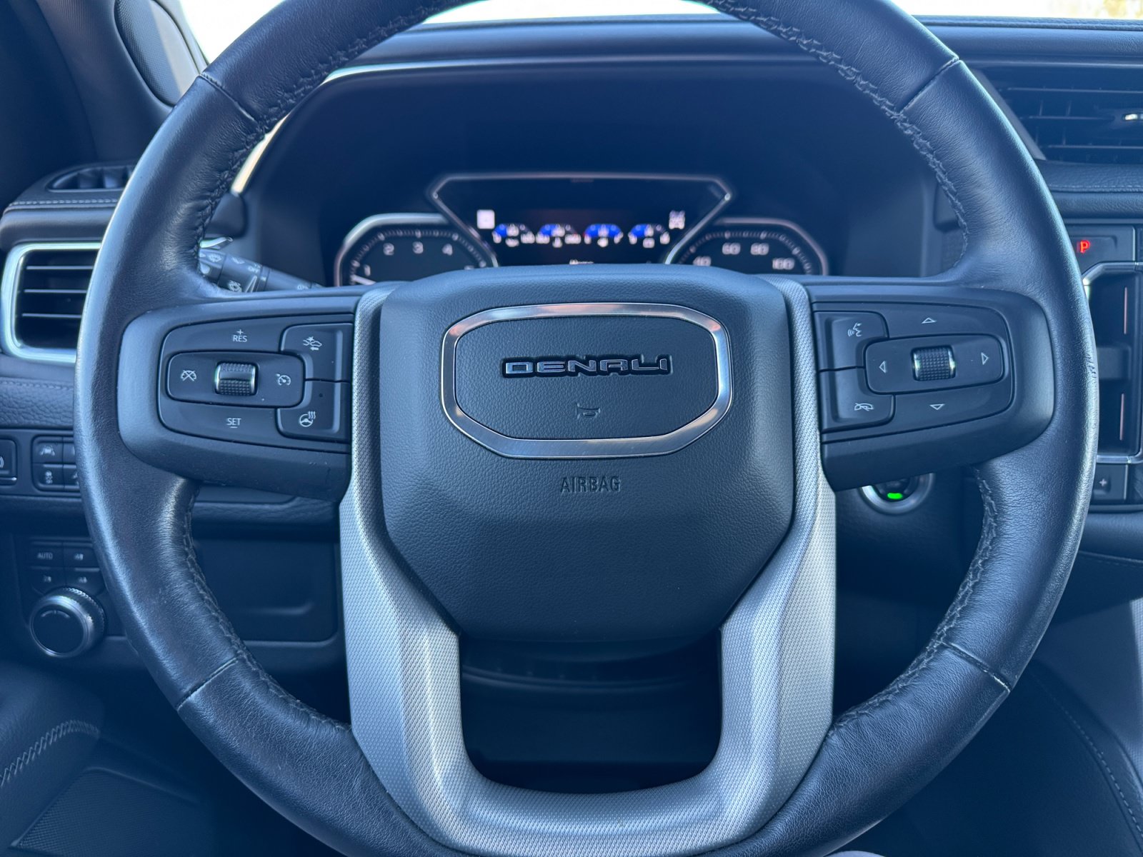 Used 2021 GMC Yukon Denali w/ Denali Premium Package AWD/4WD image 9