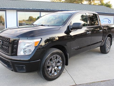 Used 2017 Nissan Titan S image 28