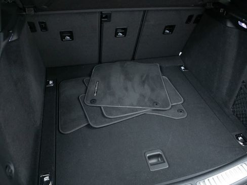Certified 2023 Porsche Macan AWD/4WD image 33