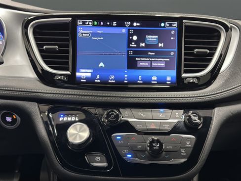 Used 2025 Chrysler Pacifica Limited FWD image 13