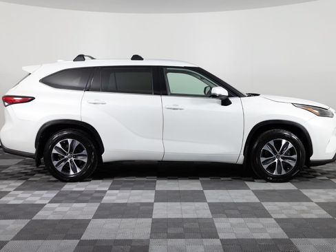 Used 2022 Toyota Highlander XLE FWD image 9