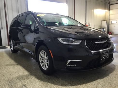 Used 2022 Chrysler Pacifica Touring-L image 5