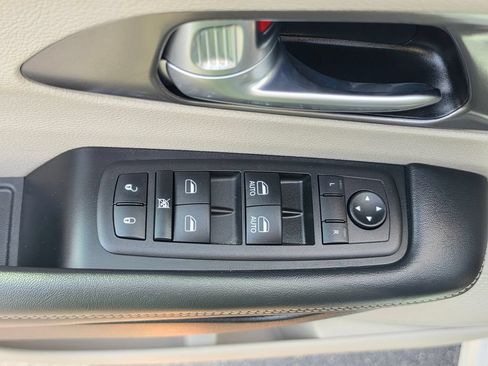 Used 2023 Chrysler Pacifica Touring-L AWD/4WD image 13