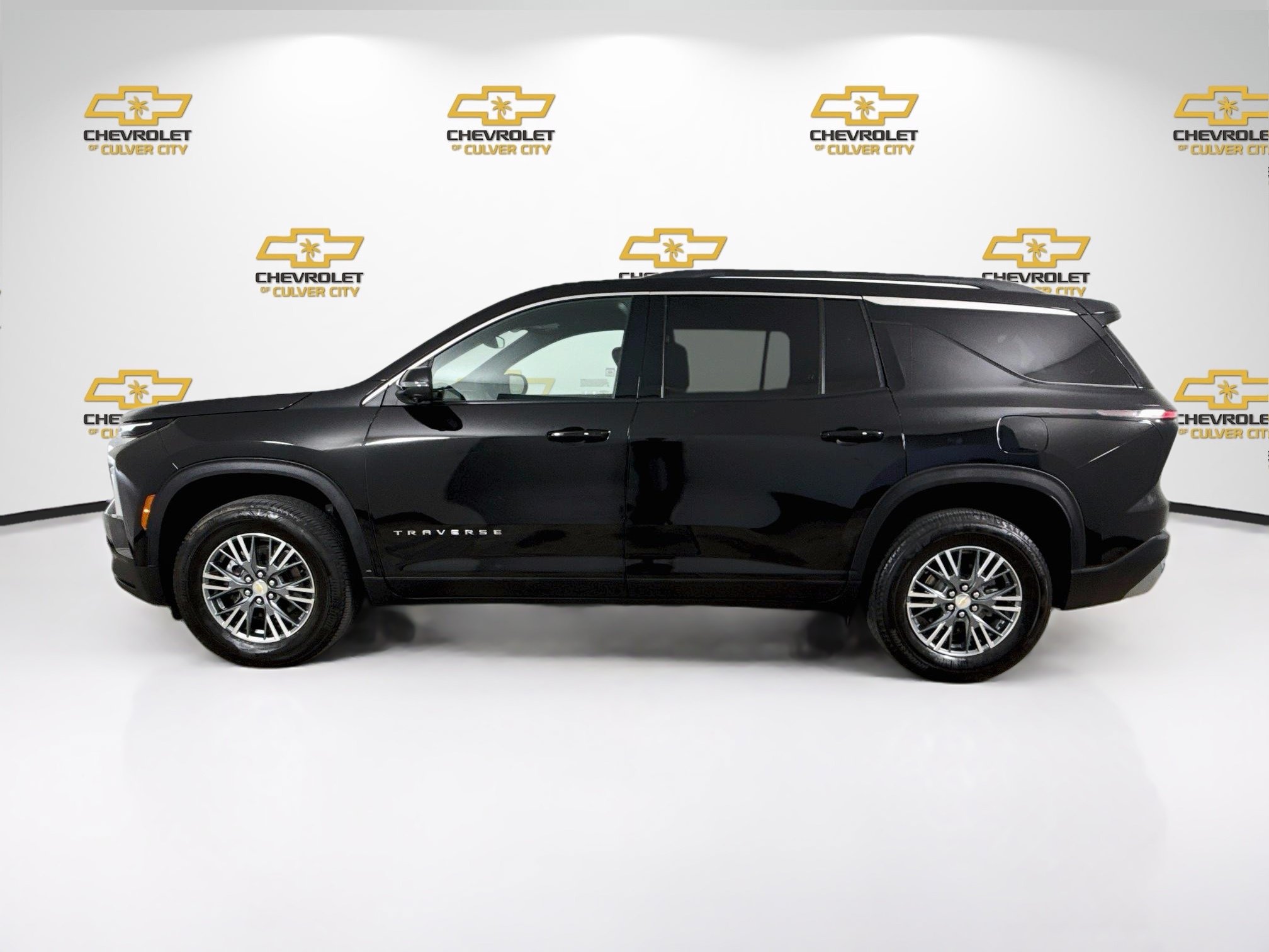 Used 2024 Chevrolet Traverse LT w/ Trailering Package FWD image 5