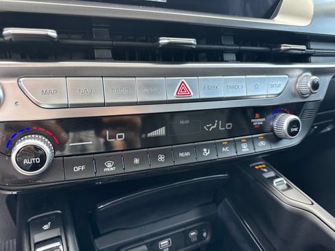 Used 2025 Kia Telluride S FWD image 19