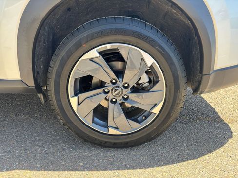 Used 2025 Nissan Rogue SV FWD image 32
