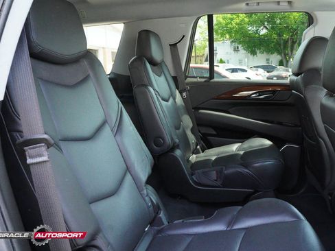 Used 2018 Cadillac Escalade Luxury AWD/4WD image 39