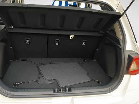 Certified 2025 Hyundai Venue SEL image 16