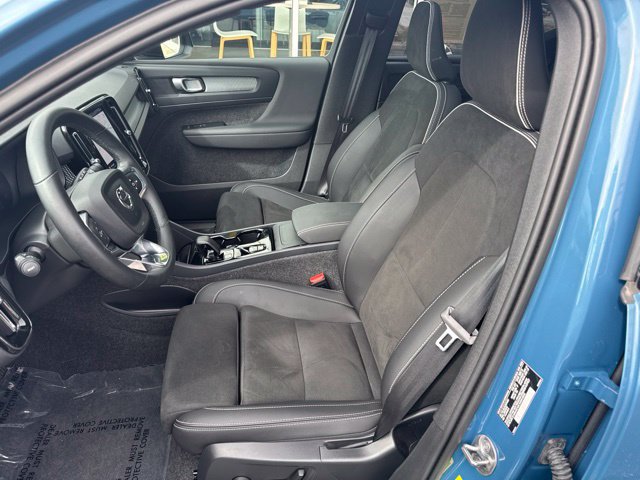 Certified 2025 Volvo XC40 B5 Plus AWD/4WD image 18