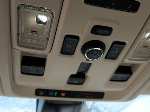 Used 2022 GMC Yukon XL Denali w/ Denali Premium Package image 18