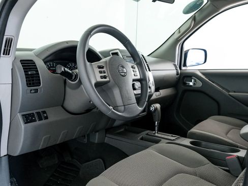 Used 2019 Nissan Frontier SV image 2