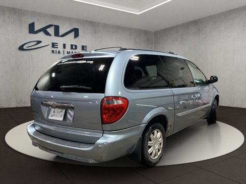 Used 2005 Chrysler Town & Country Touring image 6