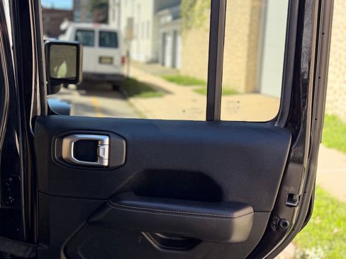 Used 2019 Jeep Wrangler Unlimited Sahara AWD/4WD image 19