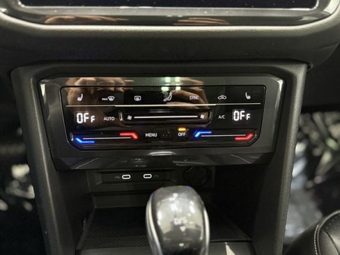Used 2022 Volkswagen Tiguan SE w/ Panoramic Sunroof Package image 22
