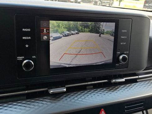 Used 2024 Kia Carnival LX FWD image 23