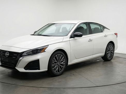 Used 2025 Nissan Altima 2.5 SV image 3