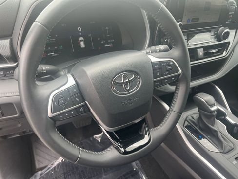 Used 2025 Toyota Highlander XSE AWD/4WD image 28