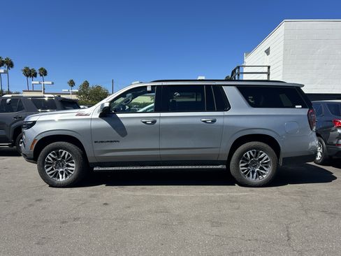 Used 2025 Chevrolet Suburban Z71 AWD/4WD image 2