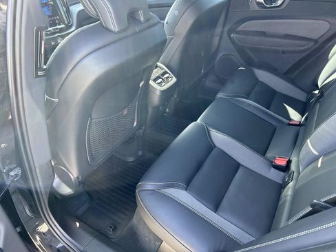 Used 2022 Volvo XC60 B6 R-Design image 22
