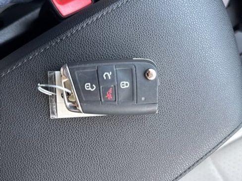 Used 2019 Volkswagen Tiguan SE image 36