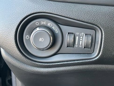 Used 2020 Jeep Renegade Latitude w/ Cold Weather Group image 21