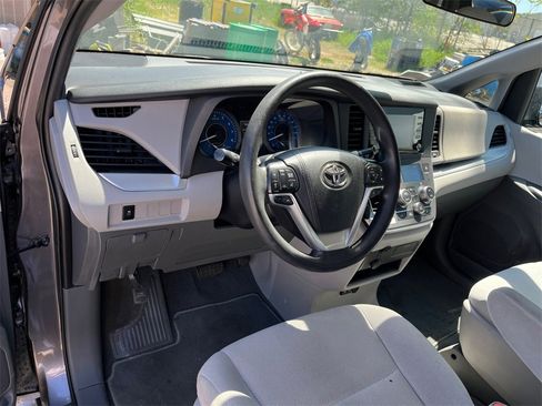Used 2020 Toyota Sienna L w/ Carpet Mat Package image 19