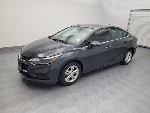 Used 2017 Chevrolet Cruze LT FWD image 2