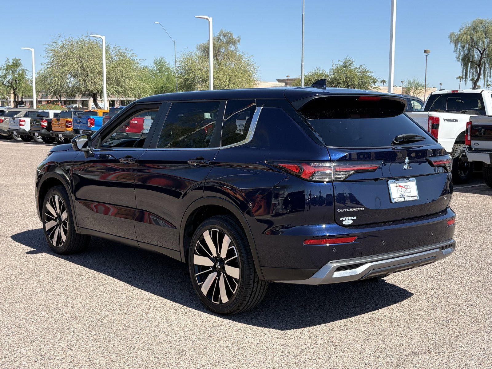 Used 2025 Mitsubishi Outlander SE FWD image 2
