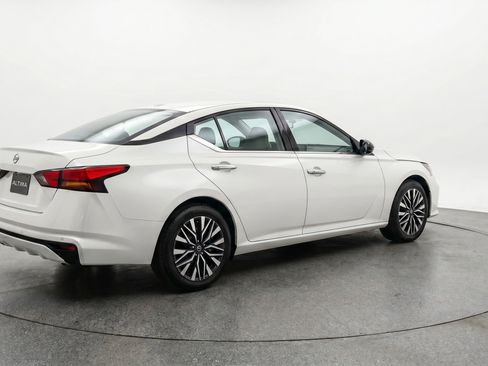 Used 2025 Nissan Altima 2.5 SV FWD image 9