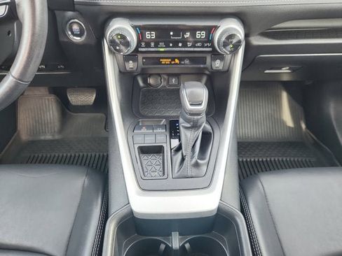 Used 2022 Toyota RAV4 XLE Premium image 3