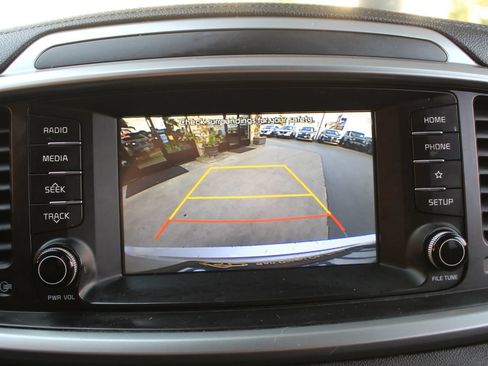 Used 2020 Kia Sorento LX FWD image 21