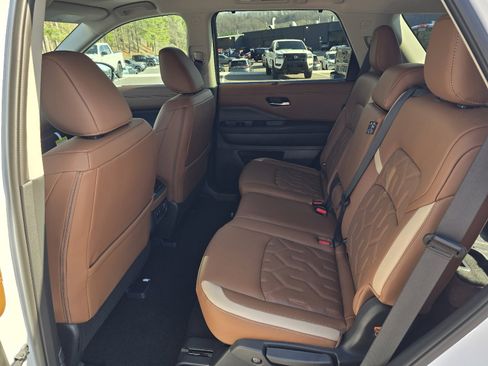 New 2026 Nissan Pathfinder Platinum image 11