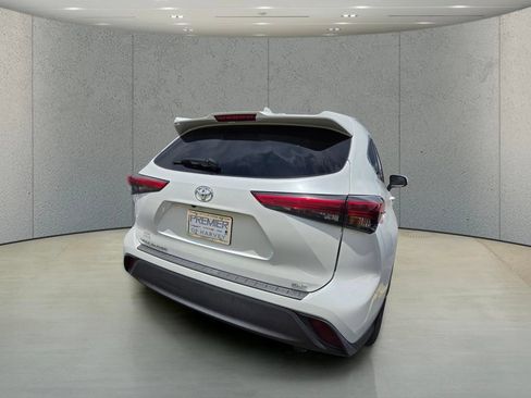 Used 2022 Toyota Highlander XLE FWD image 5
