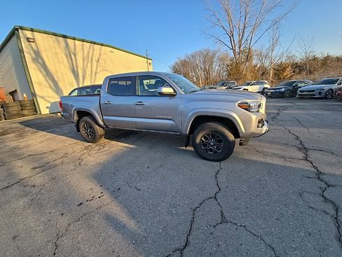 Used 2017 Toyota Tacoma SR5 image 10