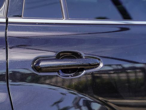 Used 2021 Toyota Highlander L image 9