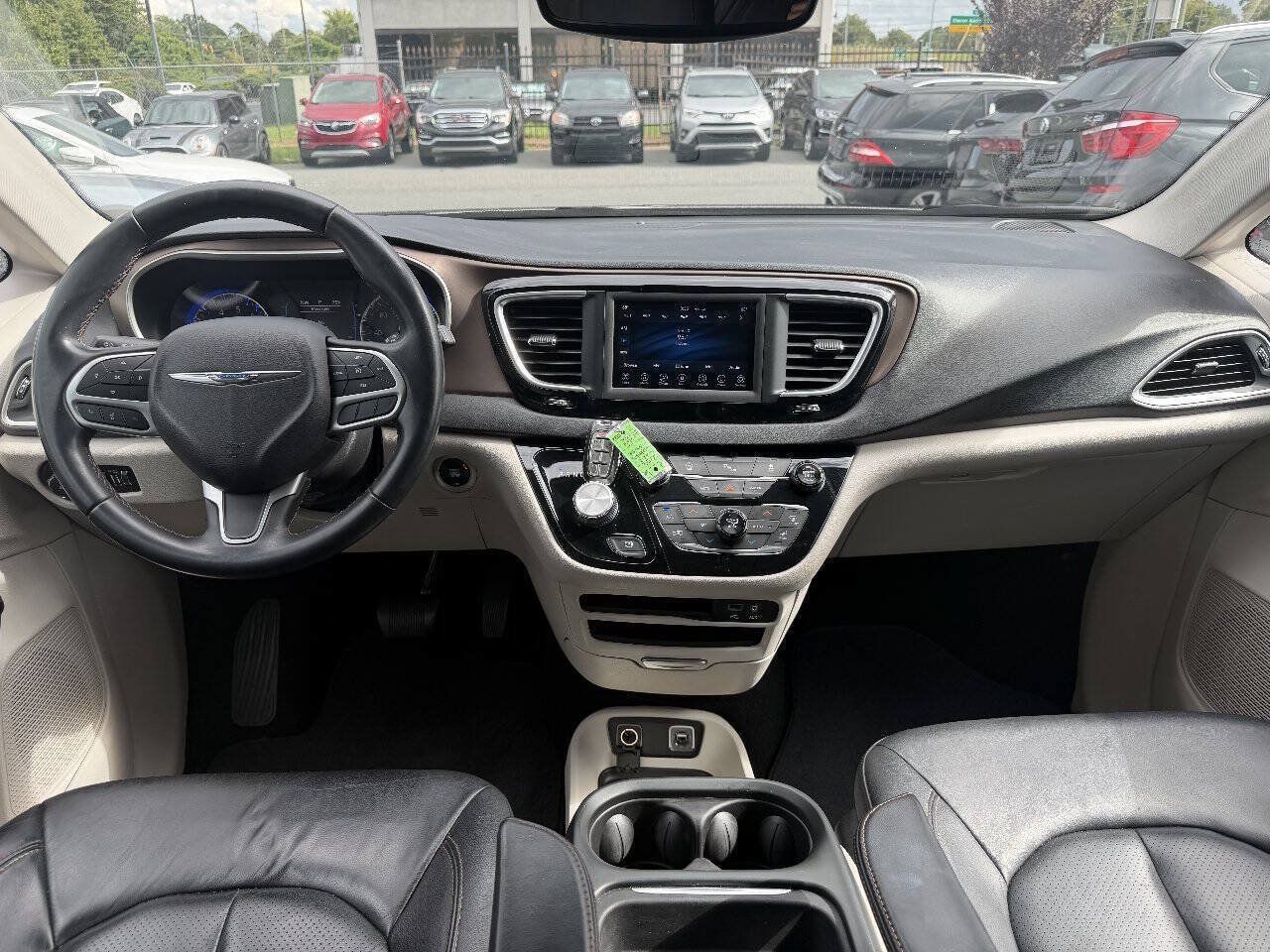 Used 2018 Chrysler Pacifica Touring-L FWD image 18