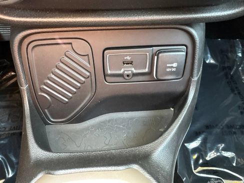 Used 2017 Jeep Renegade Latitude w/ Popular Equipment Group FWD image 16