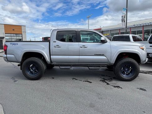 Used 2020 Toyota Tacoma SR5 AWD/4WD image 5