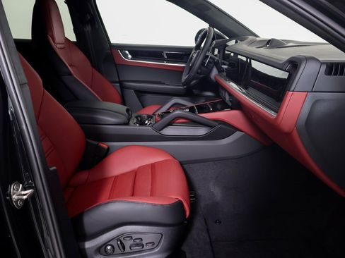 New 2025 Porsche Cayenne Turbo image 8