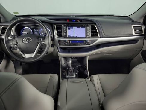 Used 2019 Toyota Highlander XLE AWD/4WD image 28