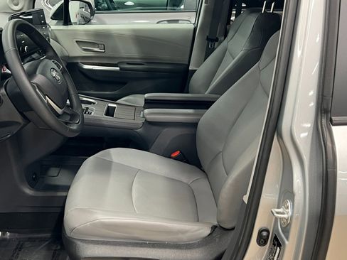 Used 2023 Toyota Sienna XLE image 17