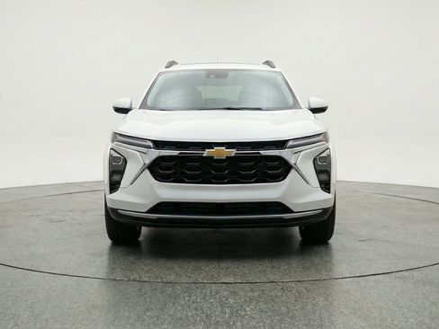 Used 2025 Chevrolet Trax LT FWD image 2