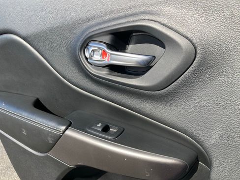 Used 2019 Jeep Cherokee Latitude w/ Popular Appearance Group image 12