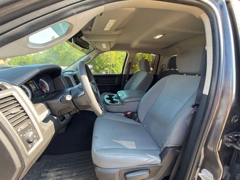 Used 2019 RAM 1500 Express RWD image 2
